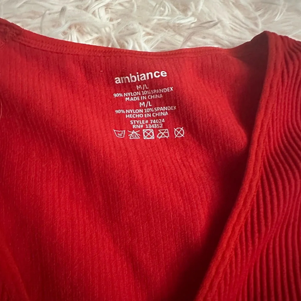 💕 red v-neck tank - Picture 2 of 2